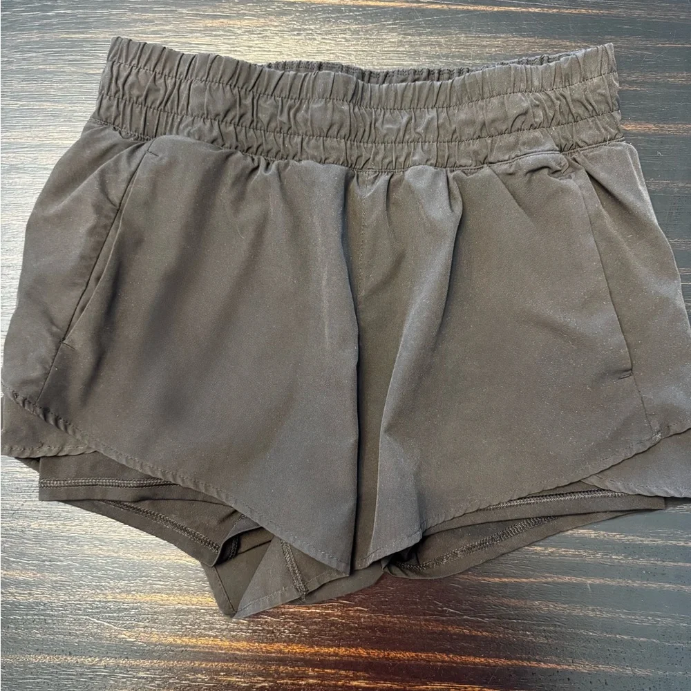 LOT (13 pieces) of running/workout clothes. - Picture 14 of 16